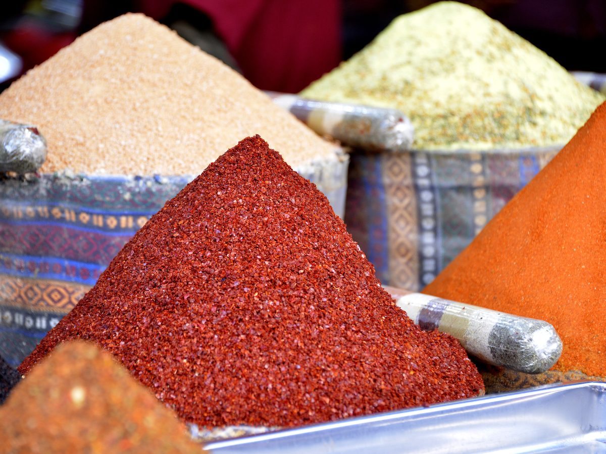 Mısır Çarşısı tezgâhında pul biber, sumak ve baharat tepeleri