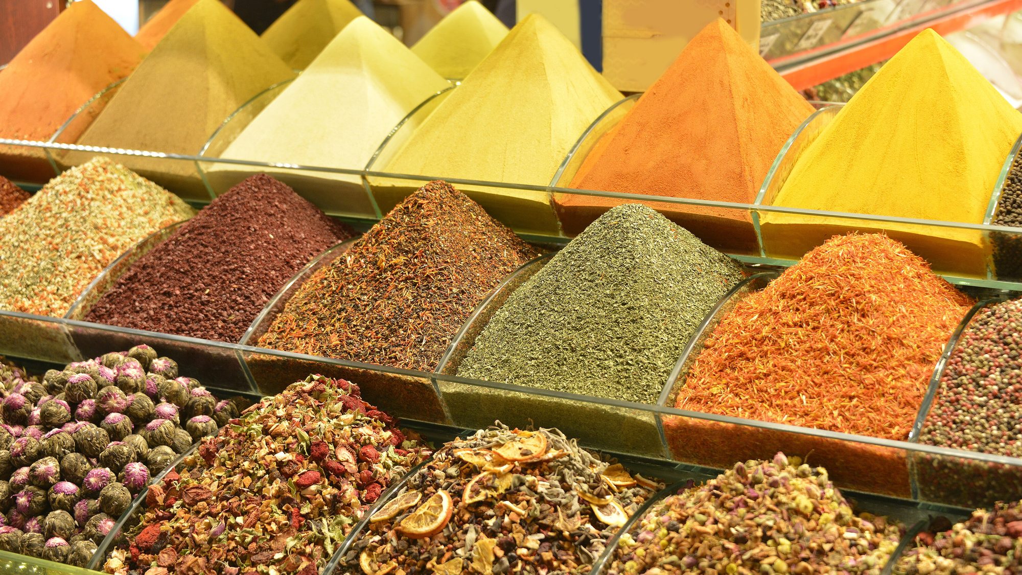 Mısır Çarşısı tezgâhında baharat ve bitki çayı tepeleri