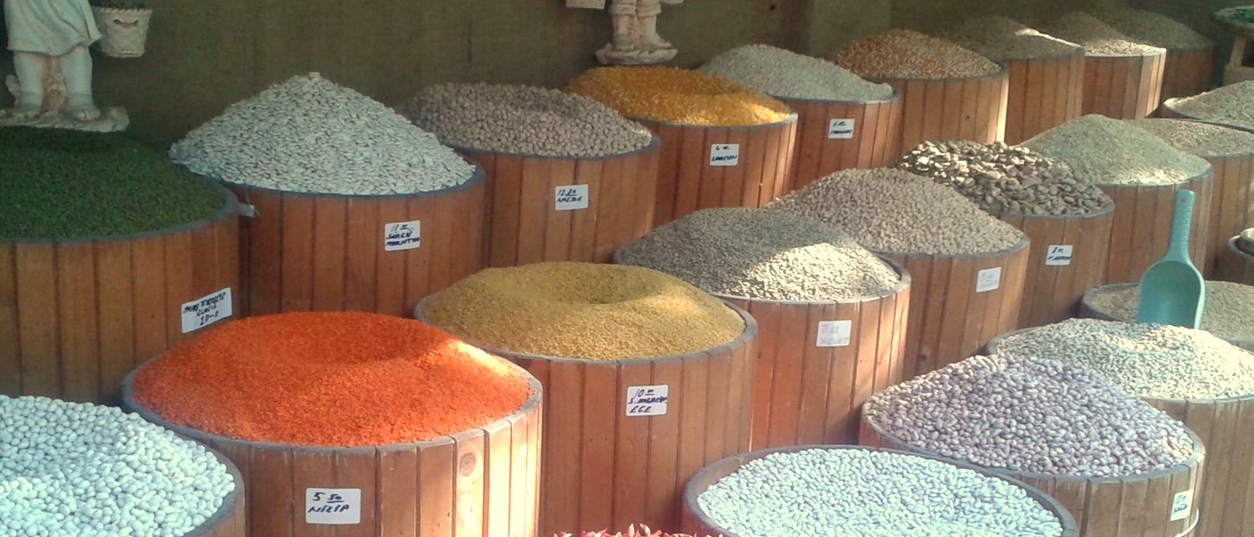 Bakliyat tezgâhında kırmızı mercimek, nohut, fasulye ve bulgur fıçıları