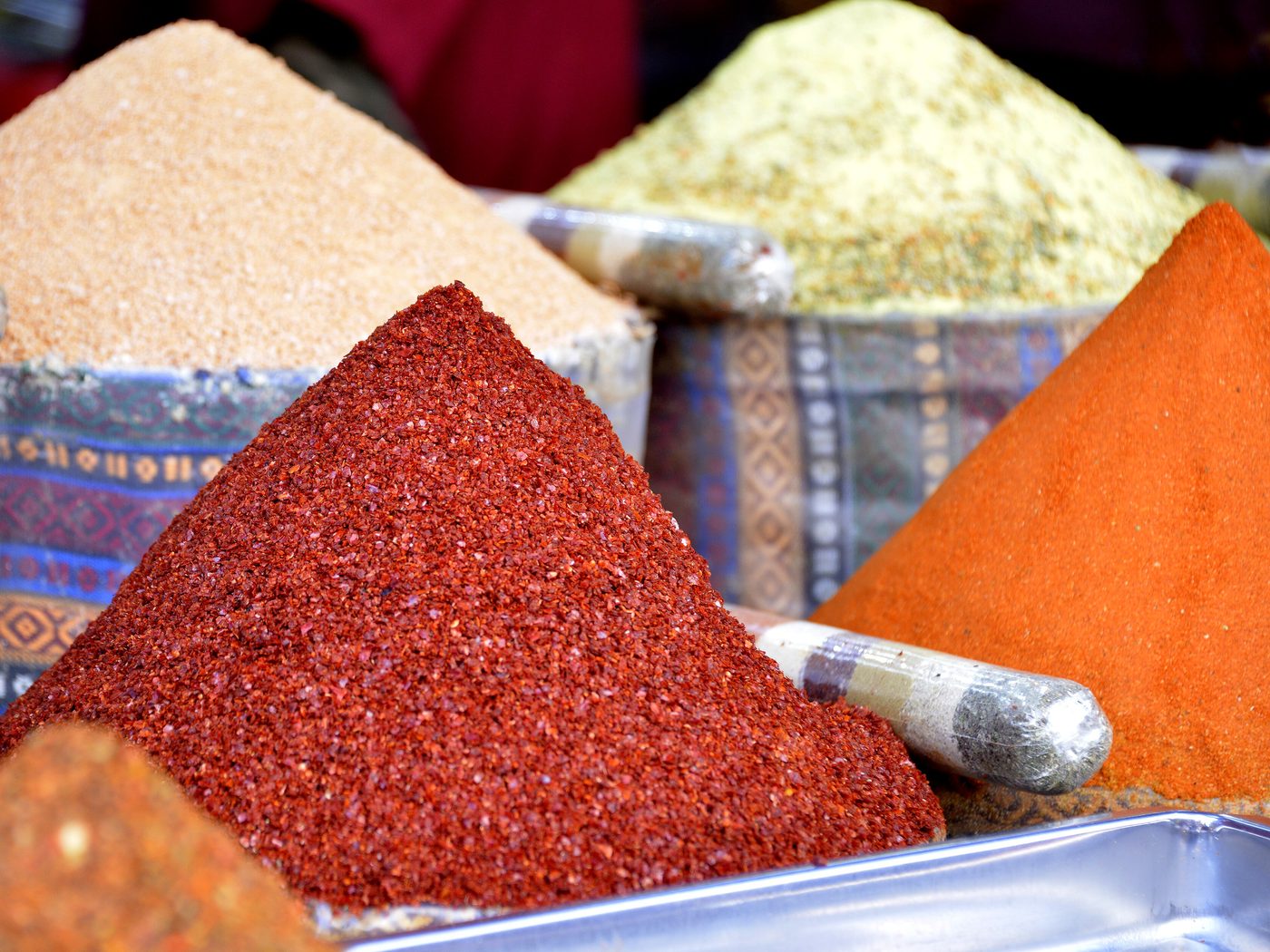 Mısır Çarşısı tezgâhında pul biber, sumak ve baharat tepeleri