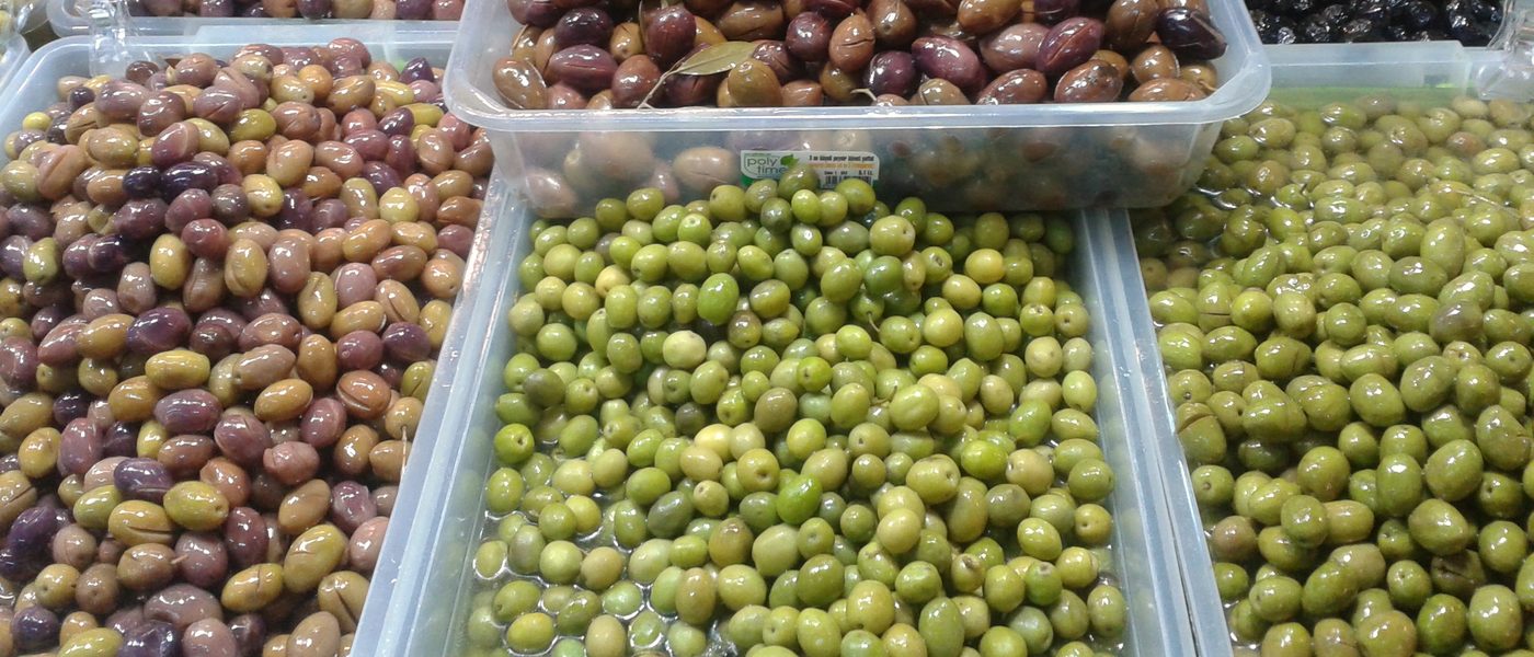 Tezgâhta yeşil, siyah ve kırma zeytin çeşitleri